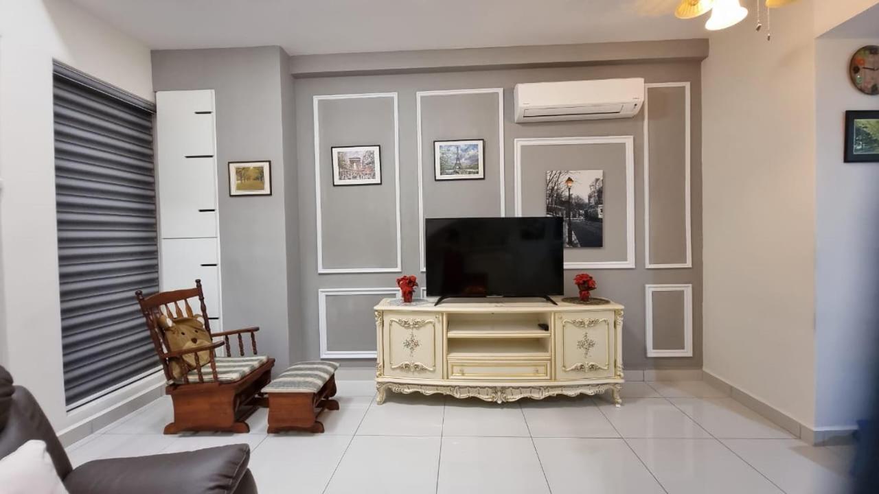 Arte Mont Kiara Aparthotel Kuala Lumpur Exterior photo A living room with a television set